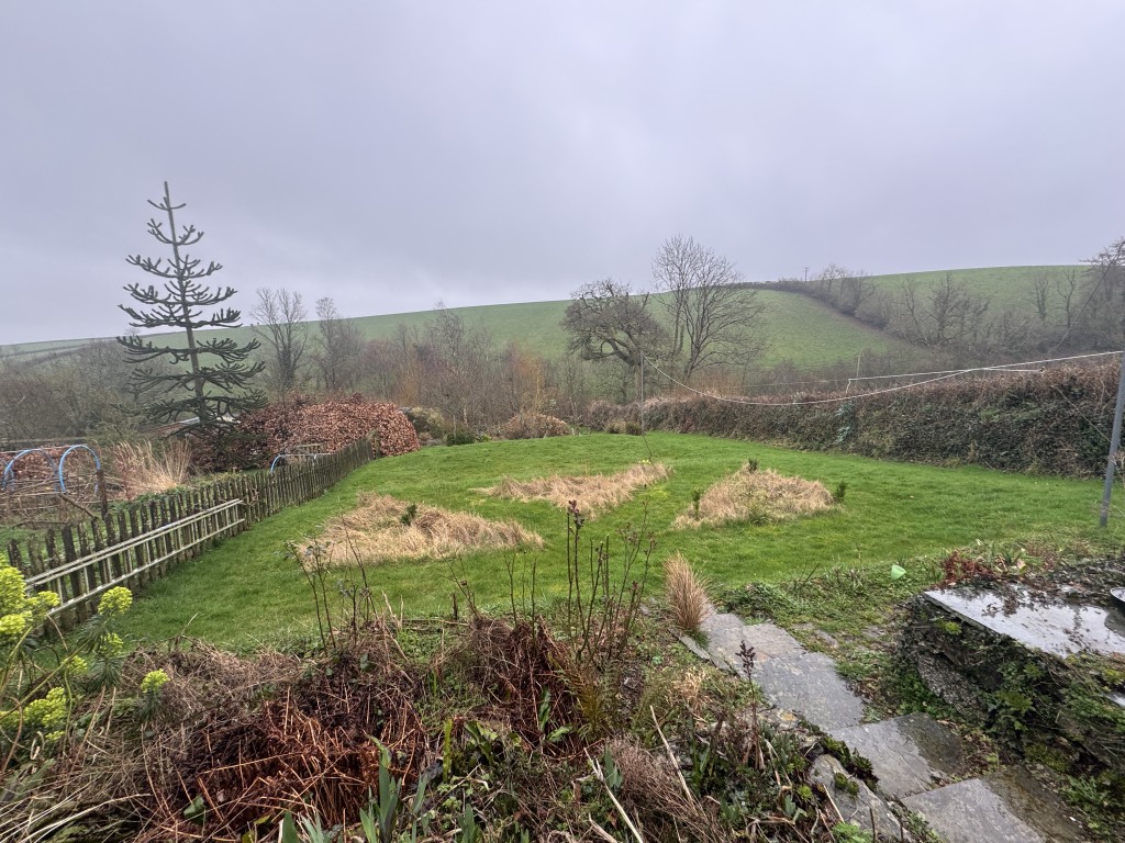 Lot: 45419 - TO BE OFFERED IN OUR 7TH MAY AUCTION - DETACHED FARMHOUSE ON A GOOD SIZED PLOT FOR IMPROVEMENT - Rear garden